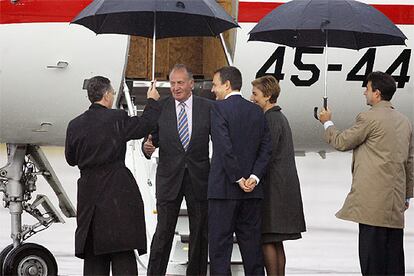 El presidente Zapatero ha esperado, entre otras personalidades, para recibir a los Reyes en el aeropuerto civil de Matacán. Don Juan Carlos y Doña Sofía han aterrizado en Salamanca a las 18.15 horas. Los Reyes se sumarán mañana por la mañana a los actos de la Cumbre, y por la noche ofrecerán una cena oficial a los jefes de Estado y Gobierno.