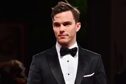 Nicholas Hoult, muy elegante de pajarita, compartió la alfombra roja de la Mostra junto a Kristen Stewart.