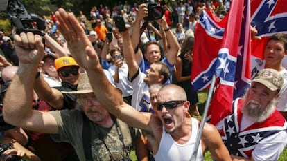 Membros da Ku Klux Klan em uma manifestação na Carolina do Sul, EUA.