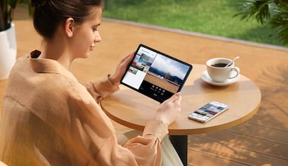 Chica utilizando el tablet OPPO Pad SE