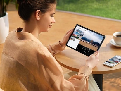 Chica utilizando el tablet OPPO Pad SE