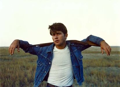 Martin Sheen. La sombra de un rebelde.

	Mucho antes de adentrarse en el corazón de la jungla a la búsqueda del general Kurtz en Apocalypse Now, Martin Sheen compuso el retrato juvenil de un joven rebelde e imitador de James Dean en búsqueda y captura por culpa de un crimen familiar. La película significó el debut como director del celebrado Terrence Malick.