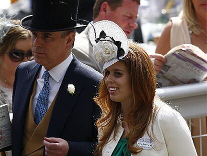 Andrés, el segundo hijo varón de la reina, ha acudido a la cita de Asctot junto a su hija Beatrice.