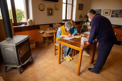 El cartero entrega votos por correo en el colegio electoral de la localidad de Albaina (provincia de Burgos).