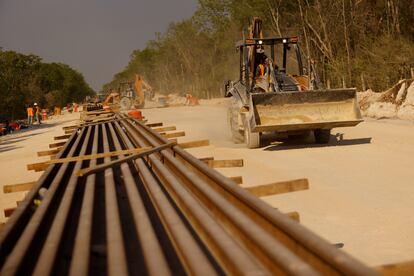 Trabajadores y maquinaria en una zona de construcción del Tren Maya, en mayo de 2022.
