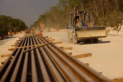 Trabajadores y maquinaria en una zona de construcción del Tren Maya, en mayo de 2022.