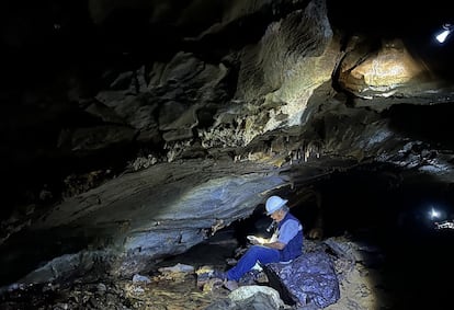Trabajos para cartografiar la cueva de Tlayócoc, en Guerrero, México.