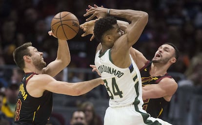 Antetokounmpo, entre Dellavedova y Nance.