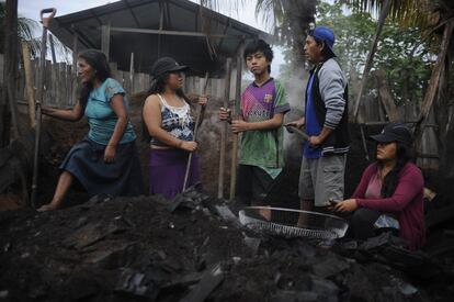 La familia Mellas trabaja en una carbonera clandestina y todos inhalan el humo tóxico que genera el carbón. Aunque la producción de carbón vegetal es ilegal, hay al menos 200 carboneras clandestinas alrededor de Pucallpa. O al menos así lo creen las asociaciones de vecinos que quieren expulsar a quienes las habitan, pues no hay registros oficiales. De vez en cuando se producen allanamientos y se cierran, pero se instalan nuevamente en la periferia.