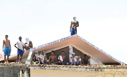 Detentos do pres&iacute;dio de Alca&ccedil;uz, na regi&atilde;o metropolitana de Natal, ocupavam os telhados da deten&ccedil;&atilde;o na ter&ccedil;a-feira. 