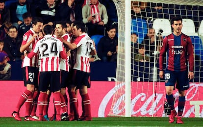 Los jugadores del Athletic celebran el gol de Aduriz.