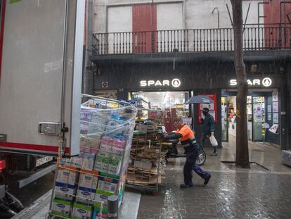 Un transportista abastece un supermercado en Barcelona.