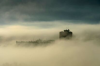 La niebla cubre la localidad húngara de Batonyterenye.