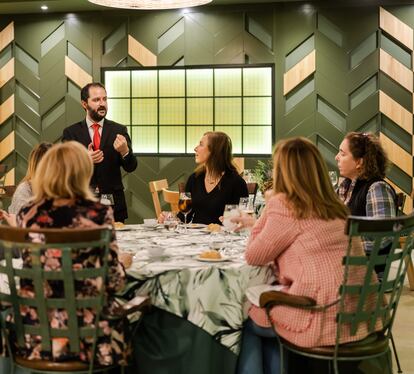 Un grupo de comensales asiste a una cata de aceites de oliva en el espacio de Picualia, en Bailén (Jaén).