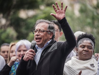 Gustavo Petro da un discurso en la Plaza de Bolívar