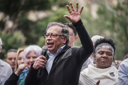 Gustavo Petro da un discurso en la Plaza de Bolívar