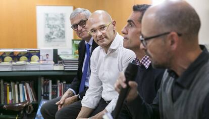 Romeva, de blanc, en la presentació.