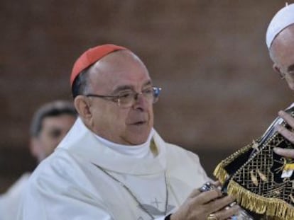 El papa Francisco besa una imagen de la virgen de Aparecida, en el santuario del mismo nombre.