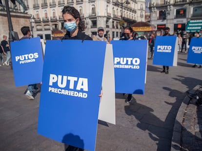 Voluntarios de Médicos del Mundo denuncian el estigma que sufren las prostitutas en una campaña de la ONG en la Puerta del Sol, en Madrid, el 23 de septiembre.