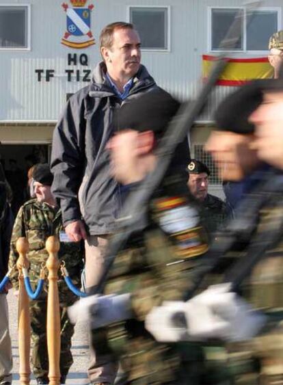 José Antonio Alonso, en la Base España, en Istok (Kosovo).