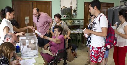 Afluencia de votantes en el colegio Sagrado Corazón Esclavas, en Málaga.