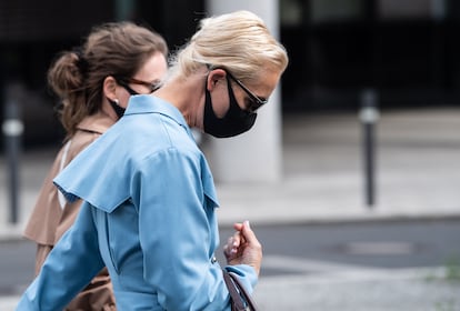 Yulia Navalnaya, esposa de Navalni (en primer término), el lunes a su llegada al hospital berlinés Charité.