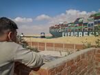 26 March 2021, Egypt, Suez: A boy observes two tugboats taking part in the refloating operation carried out to free the "Ever Given", a container ship operated by the Evergreen Marine Corporation, which is currently stuck in the Suez Canal. The state-run Suez Canal Authority (SCA) announced that nearly 17,000 cubic meters of sand have been dredged around the ship after navigation through the Suez Canal has been temporarily suspended until the full refloating of the Panamanian massive cargo vessel which ran aground on Tuesday in the southern end of the Suez Canal and blocked the traffic in both directions. The ship turned sideways in the Canal, while on the route from China to Rotterdam, due to reduced visibility that resulted from a dust storm hitting the area, according to SCA. Photo: /dpa
26/03/2021 ONLY FOR USE IN SPAIN