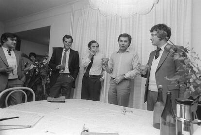 Felipe González y Julio Feo brindan con los escoltas tras conocerse la victoria por mayoría absoluta del PSOE. Esta fue la única foto que González pidió que no se publicara, ya que salían brindado con champán.