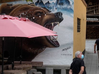 Turistas en Pola de Somiedo (Asturias).