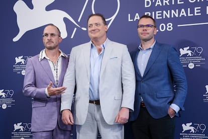De izquierda a derecha, Darren Aronofsky, Brendan Fraser y Samuel D. Hunter antes de la rueda de prensa de 'The Whale', en Venecia. 