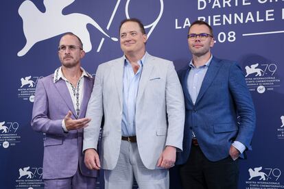 De izquierda a derecha, Darren Aronofsky, Brendan Fraser y Samuel D. Hunter antes de la rueda de prensa de 'The Whale', en Venecia. 