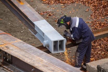 Un trabajador en una obra en Stralsund, en el norte de Alemania, en noviembre.