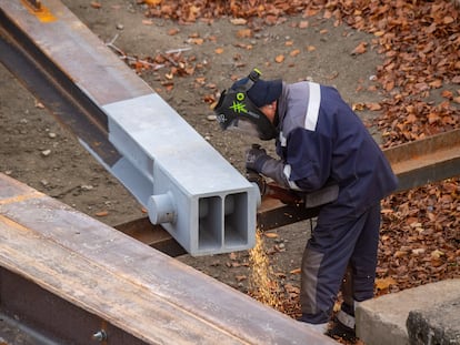 Un trabajador en una obra en Stralsund, en el norte de Alemania, en noviembre.