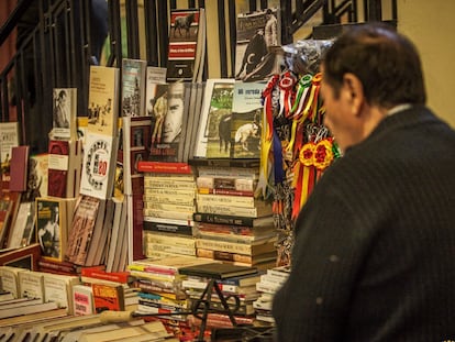 Matías Vegas, fallecido en 2020, junto a su librería portátil de Las Ventas.