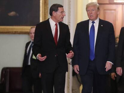 Donald Trump, con los senadores John Barasso (izda.) y Mitch McConnell, en el Capitolio (Washington DC).