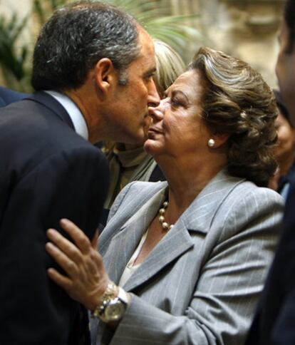 Francisco Camps saluda a Rita Barberá en un acto con alcaldes, ayer, en el Palau.