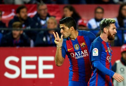 Suárez y Messi celebran el 1-2.