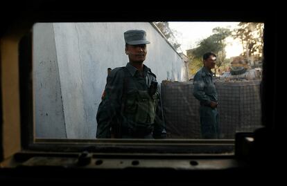 Un policía afgano, al paso del Humvee por un puesto de control.