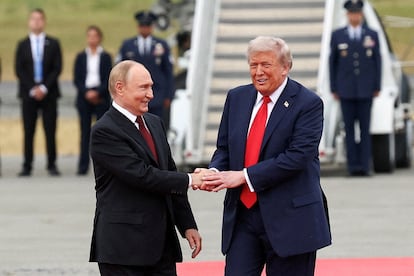 El presidente ruso Vladimir Putin, y su homólogo estadounidense Donald Trump, se saludan a su llegada a la base aérea Elmendorf-Richardson, para mantener una reunión en Anchorage, Alaska, el pasado 15 de agosto.
