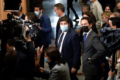 El presidente de Murcia, Fernando López Miras, junto al secretario general del PP, Teodoro García Egea, tras la votación de la moción de censura contra el Gobierno regional.