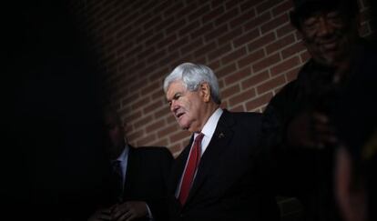 Gingrich visita uno de los colegios electorales.