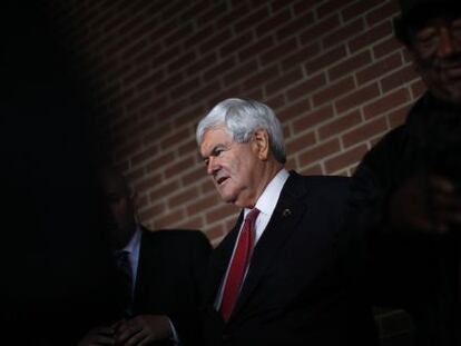 Gingrich visita uno de los colegios electorales.