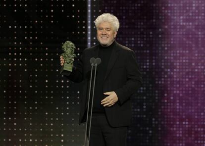 El director Pedro Almodóvar recoge el Goya a Mejor Guion Original, en la gala de este sábado.