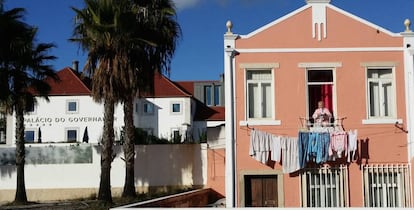 Los lisboetas aguantan en sus casitas de siempre junto a nuevos hoteles de cinco estrellas.