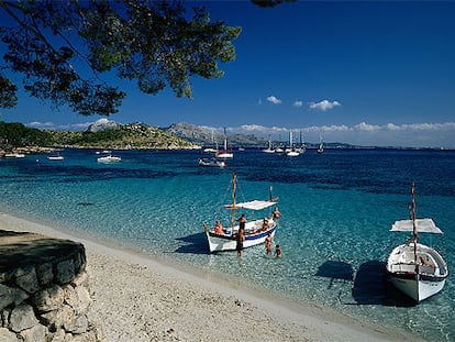 Barcos en la cala Pi de la Posada, que se comunica con la playa de Formentor, en el cabo del mismo nombre, al norte de la isla de Mallorca.