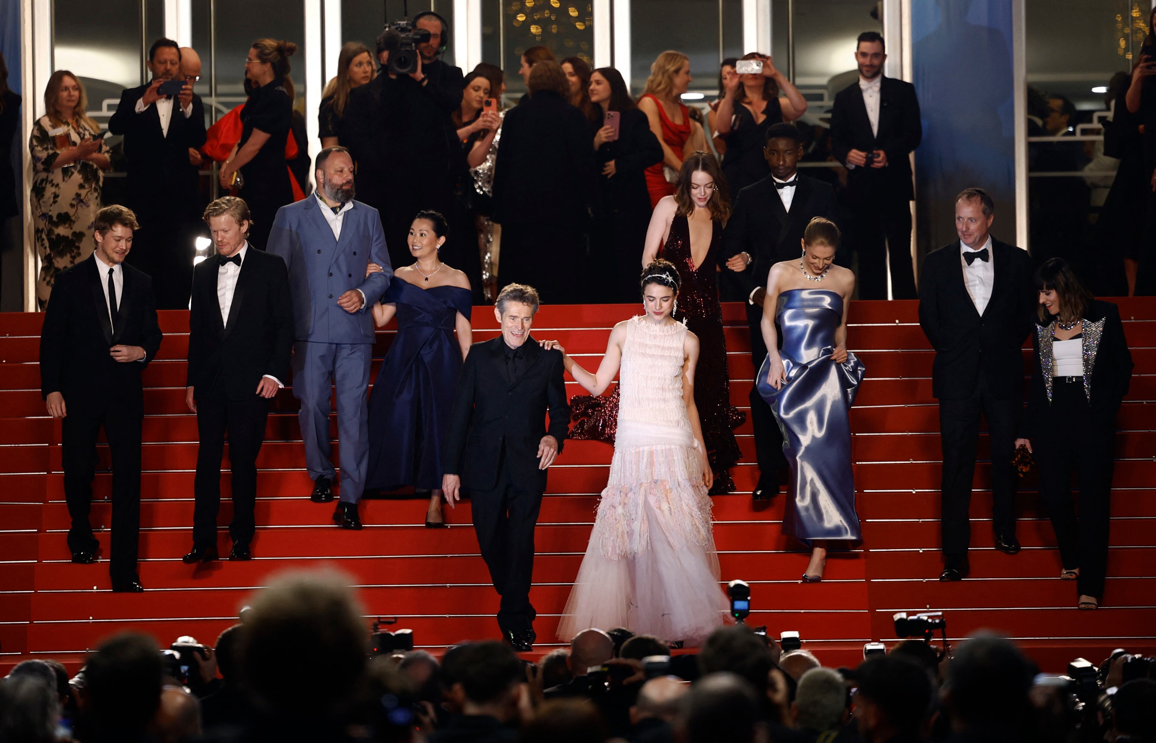 Yorgos Lanthimos, Hong Chau, Willem Dafoe, Emma Stone, Joe Alwyn, Jesse Plemons, Mamoudou Athie, Hunter Schafer y  Margaret Qualley, a su llegada al estreno del film 'Kinds of Kindness', en el festival de Cannes el 17 de mayo. 