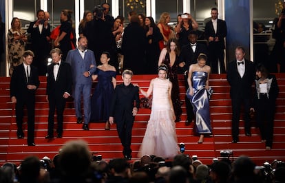 Yorgos Lanthimos, Hong Chau, Willem Dafoe, Emma Stone, Joe Alwyn, Jesse Plemons, Mamoudou Athie, Hunter Schafer y  Margaret Qualley, a su llegada al estreno del film 'Kinds of Kindness', en el festival de Cannes el 17 de mayo. 