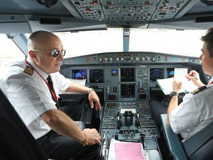 Dos pilotos de Iberia, momentos antes de volar a Londres, en 2019.
