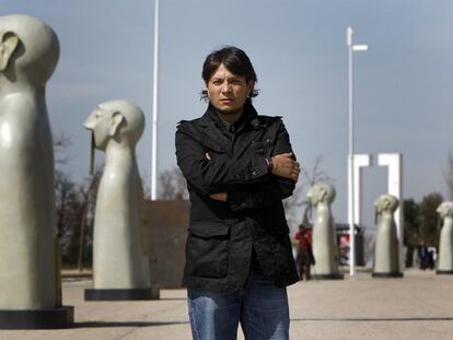 El artista mexicano Rivelino, delante de sus esculturas en el parque Juan Carlos I.