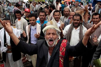 Pese a los enfrentamientos entre entre la milicia del jefe tribal Sadeq al Ahmar y las fuerzas leales a Saleh, continúan produciéndose en Saná y otras ciudades manifestaciones pacíficas de personas que piden la marcha de Saleh.